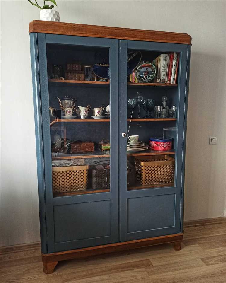 Как аккуратно снять двери и отделочные панели шкафа