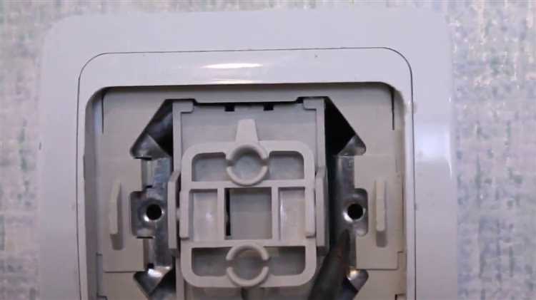 Проверка состояния контактов и механизмов внутри выключателя