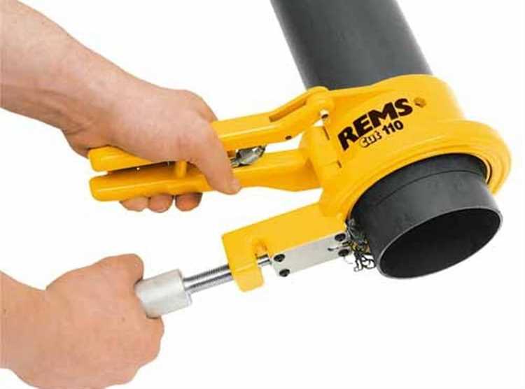 Применение угольника и маркера для точной разметки на круглой трубе