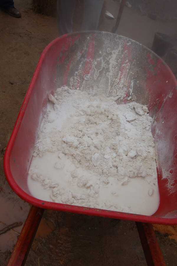 Как развести известь для побелки стен