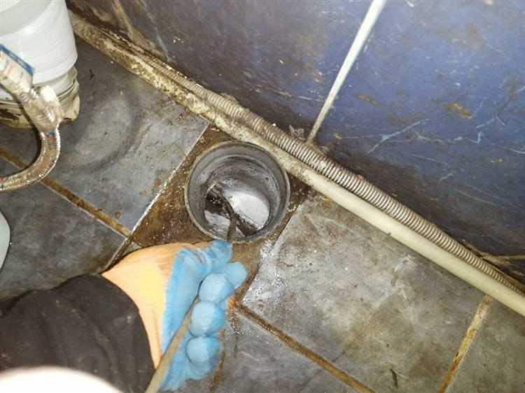 Что делает сантехник при засоре в стояке