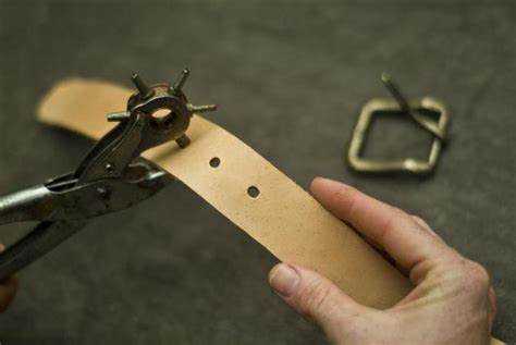 Использование тонкого сверла для создания аккуратного отверстия