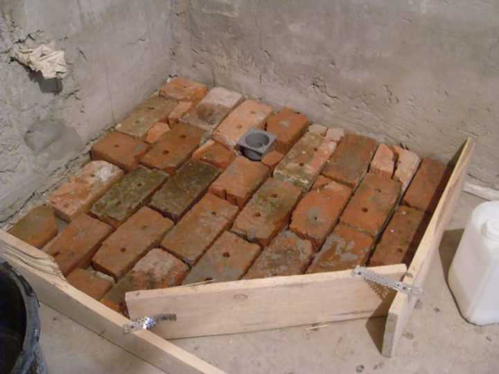 Заливка бетонной стяжки с уклоном к сливу