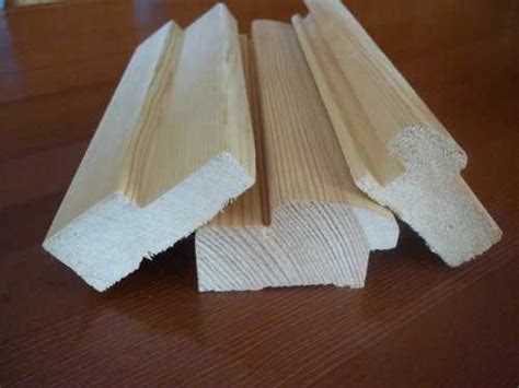 Закрепление дверной коробки клиньями и монтажной пеной без перекосов