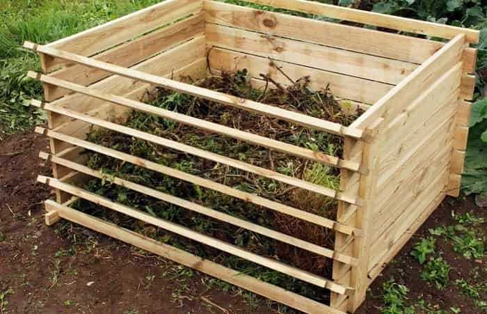 Регулярный уход за компостной кучей: перемешивание и увлажнение