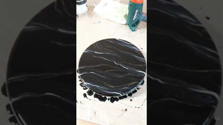 Удаление пузырей воздуха и выравнивание поверхности