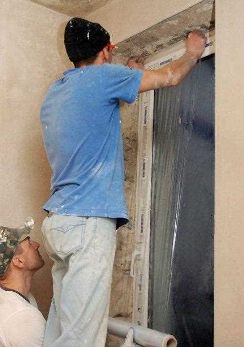 Техника нанесения декоративной штукатурки на вертикальные и горизонтальные участки откосов