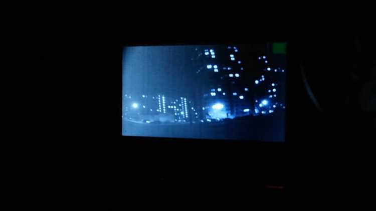 Для питания используются драйверы с ограничением тока. Не подключайте светодиоды напрямую к источнику питания – это приведёт к перегреву и выходу из строя. Рекомендуемый ток для большинства ИК-светодиодов – undefined100–150 мА</strong>. Используйте понижающий преобразователь с регулируемым током, например, <em>AMC7135</em> или аналогичный линейный драйвер.»></p>
<p>При установке размещайте ИК-светодиоды <strong>вне оптической оси камеры</strong>, чтобы избежать паразитных бликов. Оптимально – расположение по периметру объектива на расстоянии 10–20 мм. Для мощных ИК-источников необходим радиатор: при длительной работе корпус может нагреваться выше 60 °C.</p>
<p>Проверку работы подсветки удобно проводить с помощью камеры смартфона – большинство моделей регистрируют ИК-излучение. Если свечения не видно, вероятно, используется длина волны 940 нм, что нормально.</p>
<p>При необходимости увеличения дальности обзора подключайте несколько диодов последовательно или параллельно, с соблюдением токовых ограничений. Для автономных устройств стоит использовать импульсную схему питания с аккумулятором и контроллером заряда, например, на базе <em>TP4056</em> и <strong>18650</strong> Li-ion элемента.</p>
<h2>Сборка корпуса для защиты компонентов и удобства использования</h2>
<p><img decoding=