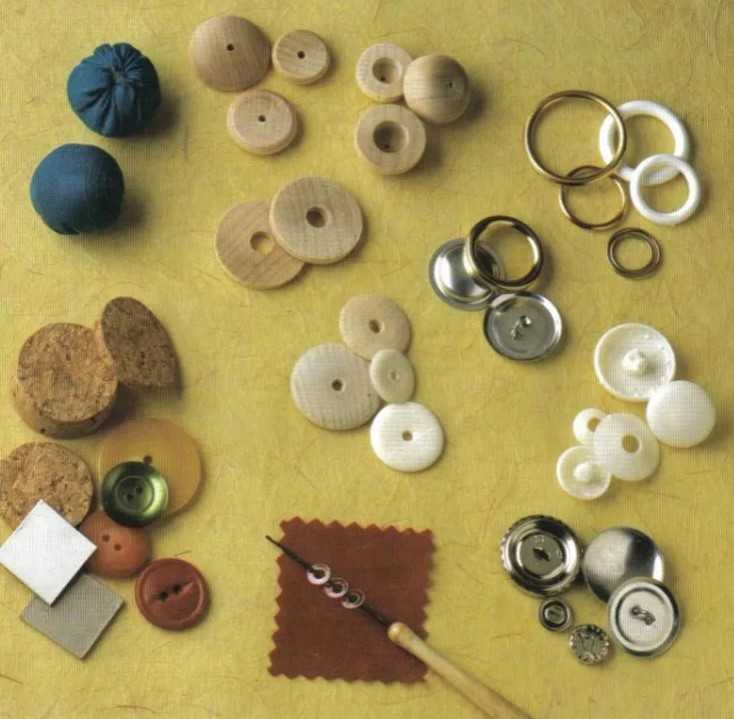 Сборка пуговицы: обтяжка и фиксация ткани