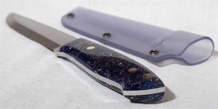 Заливка смолы в форму и удаление пузырей