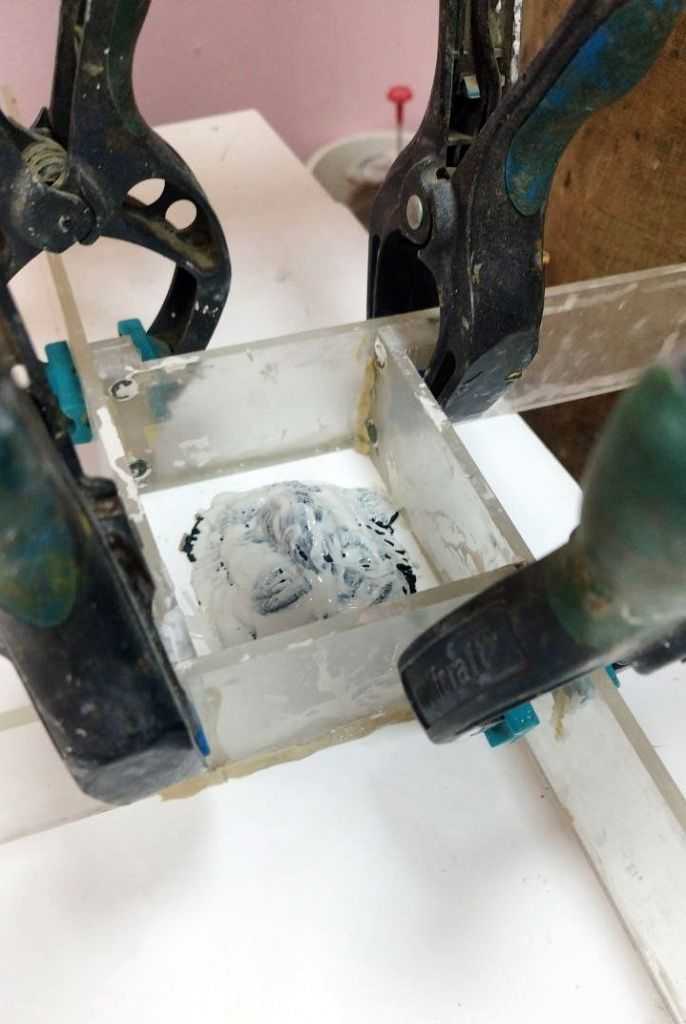 Замешивание и заливка силикона в опалубку