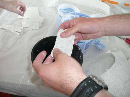 Укрепление слепка бинтами с гипсом