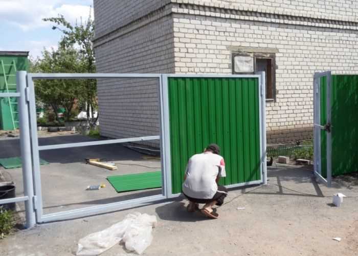 Разметку под петли проводят после точного выравнивания стоек. Нижнюю петлю устанавливают на расстоянии 20–25 см от нижнего края створки, верхнюю – на 15–20 см от верха. Среднюю размещают строго посередине между ними.