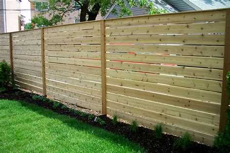 Монтаж опорных столбов с соблюдением вертикали