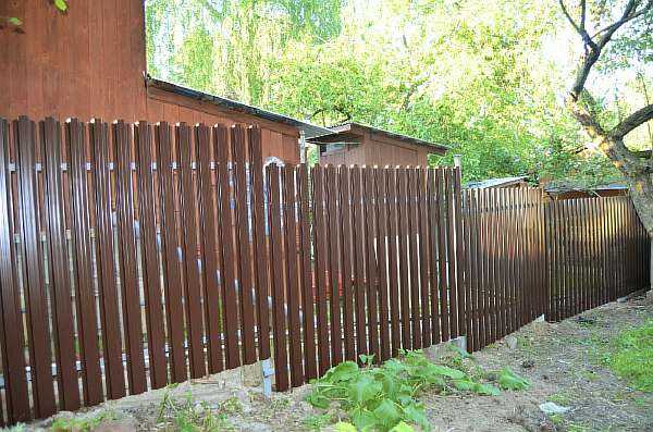 Как сделать забор на уклоне без ступеней