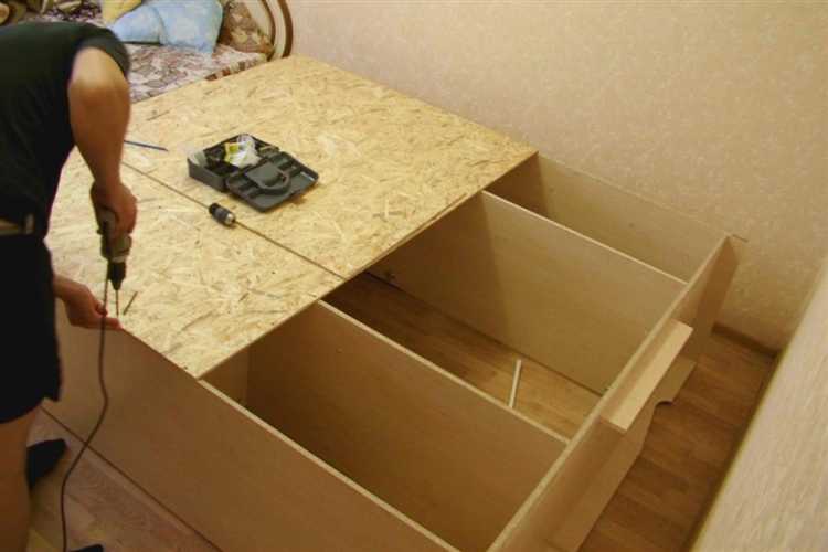 Работа с задней стенкой, закреплённой в пазах