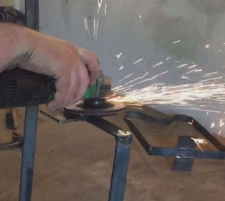 Монтаж сиденья и декоративных элементов на металлическую лавочку