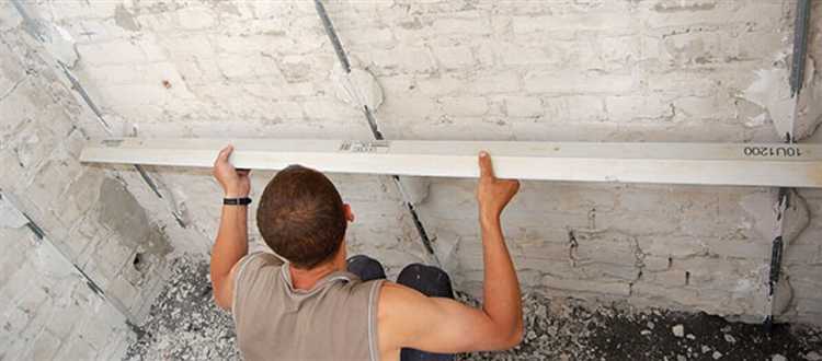 Проверка ровности стены с помощью уровня и правило