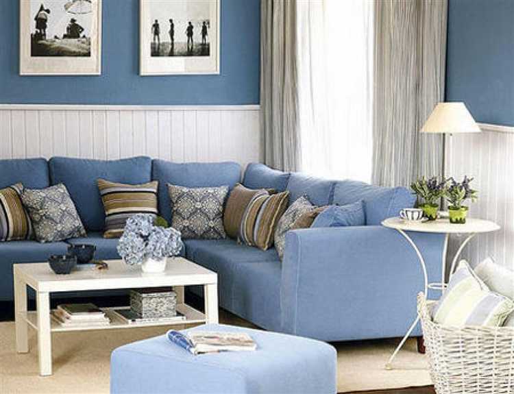 Синие диваны и подушки с принтами: что учесть при выборе узоров