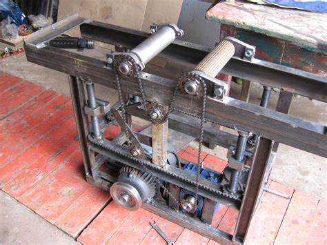 undefinedЧастота оборотов</strong> – чем выше обороты пилы, тем чище рез, но это также требует большей точности в управлении инструментом. Пилы с регулировкой оборотов позволяют оптимизировать скорость работы в зависимости от материала, что способствует уменьшению заусенцев и неровностей на краях.»></p>
<p><strong>Прямолинейность и зажимы</strong> – для точности реза важно обеспечить стабильность заготовки. Использование зажимов или направляющих рельсов значительно повысит точность, особенно при длинных прямых резах. Прямолинейность зависит от настройки пилы и качества направляющих элементов.</p>
<p><strong>Толщина и вес инструмента</strong> тоже важны. Тяжелые модели более стабильны, но могут быть менее маневренными, в то время как легкие пилы удобны в длительном использовании, но требуют большей внимательности при настройке.</p>
<p>Выбирая пилу для домашней мастерской, важно учитывать не только тип работы, но и материалы, с которыми предстоит работать. Не забудьте также об обслуживании и замене расходных материалов – это влияет на долговечность инструмента и качество работы.</p>
<h2>Что важно учитывать при выборе дополнительных функций станка?</h2>
<p><img decoding=