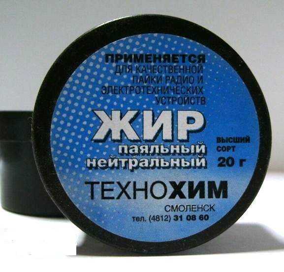 Альтернативой служат специализированные флюсоочистители на основе спиртов, кетонов или гликолей. Они обладают большей растворяющей способностью и могут использоваться в закрытых системах очистки с ультразвуком. Применение ультразвука особенно эффективно для удаления остатков под компонентами с низким профилем, где механическая очистка невозможна.
