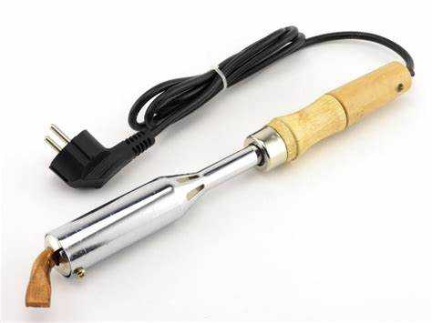 Тонкое жало требует точного выбора припоя и флюса, поскольку избыточный объем или неподходящий состав ухудшает результат и перегревает контактные площадки.