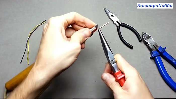 Очистка и обслуживание острого жала во время пайки