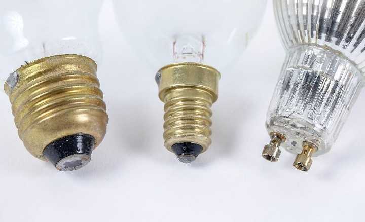 Заводской брак в лампочке или патроне