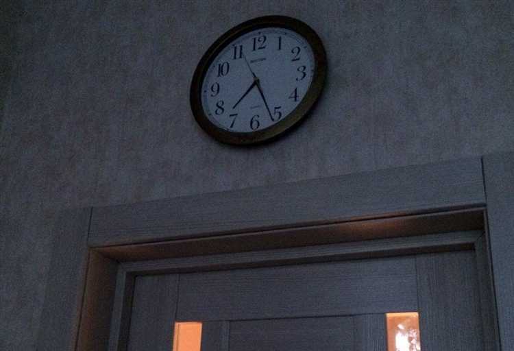 Мифы и заблуждения о размещении часов над дверью