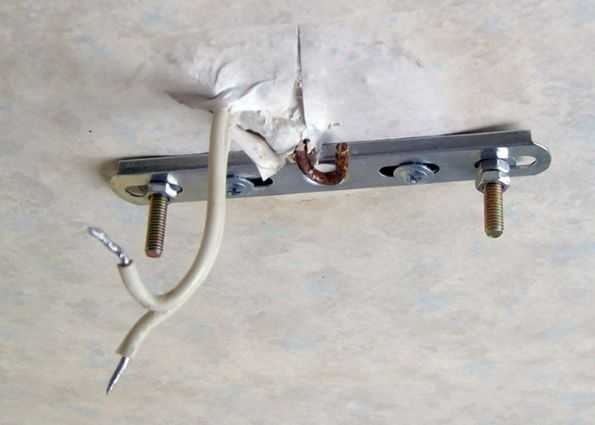 Почему трещит люстра когда выключена Почему трещит люстра когда выключена