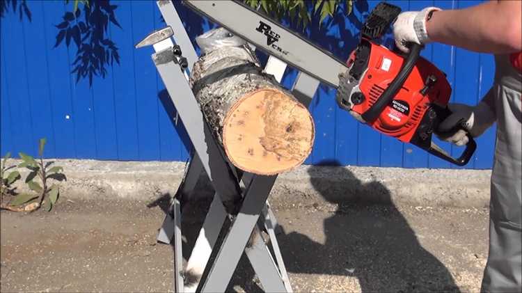 Износ и несоответствие твердосплавных напаек плотности материала вызывают смещение полотна. Например, при резке ламината или фанеры с высокой плотностью необходимо использовать специализированные полотна с мелким зубом и усиленной твердостью режущей кромки. Универсальные полотна в этих случаях приводят к раскалыванию слоя и отрывам волокон по краям реза.