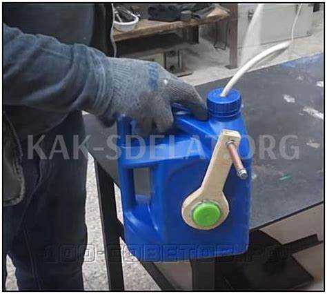 Для проверки удлинителя сначала надежно закрепите трещотку и наденьте на нее удлинитель. Убедитесь, что соединение плотно, без люфта. Закрепите головку подходящего размера на конце удлинителя.