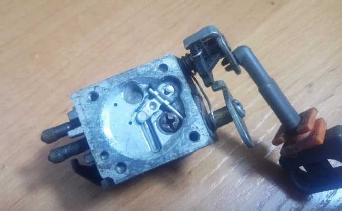 Заливает свечу на бензопиле: как устранить проблему