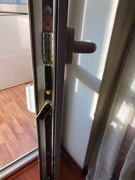 Попадание мусора или льда в зону притвора