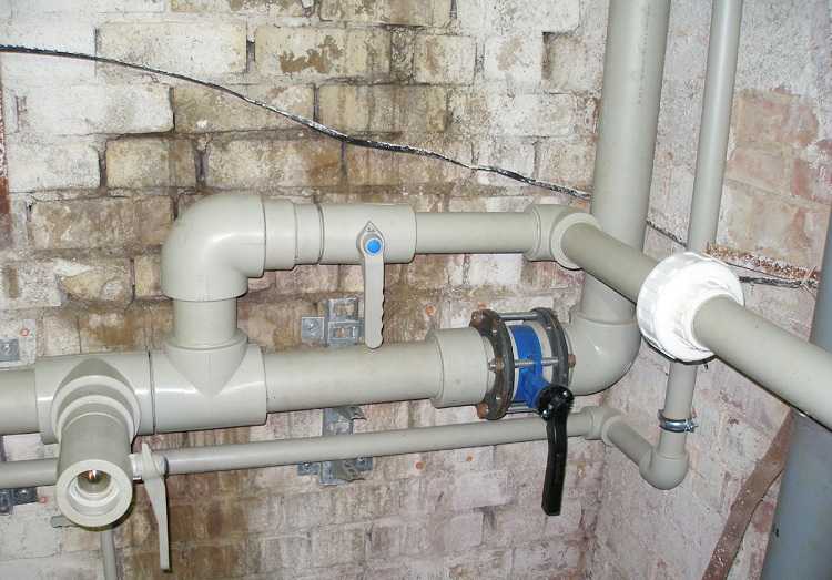 Какие типы клея подходят для соединения ПВХ труб