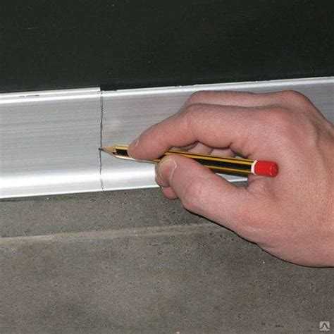 Нюансы резки гибкого пластикового плинтуса без сколов