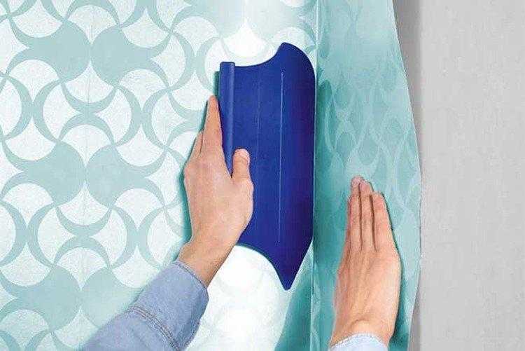 Удаление строительной пыли и пятен краски с поверхности обоев