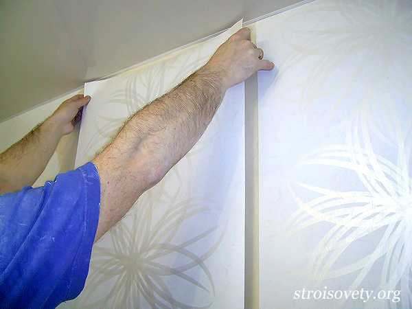 Разрешены средства с маркировкой pH 6–8. Их состав не должен содержать хлор, аммиак, спирты, растворители, кислоты или щёлочи. Эти компоненты могут вызвать обесцвечивание, вздутие или разрушение покрытия.