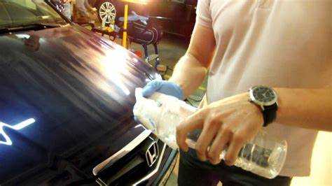 Для очистки металла от загрязнений эффективно использовать undefinedацетон</strong>. Этот растворитель быстро удаляет масла и жиры, а также подходит для большинства видов металлов. Однако его не рекомендуется использовать на поверхностях, покрытых лакокрасочными покрытиями, поскольку ацетон может разрушить их.»></p>
<p>Для пластиковых материалов оптимален <em>изопропиловый спирт</em>, который отличается высокой степенью испарения и не оставляет следов. Он подходит для обезжиривания поликарбоната, ПВХ и других пластиковых изделий, не повреждая их структуру.</p>
<p><img decoding=