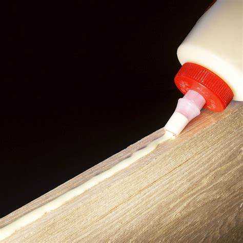 Прочность склеивания зависит от качества подготовки поверхности. Если на ней остаются жирные или масляные загрязнения, клеящий состав не сможет обеспечить надежное соединение. Поэтому обезжиривание – важный и обязательный этап.