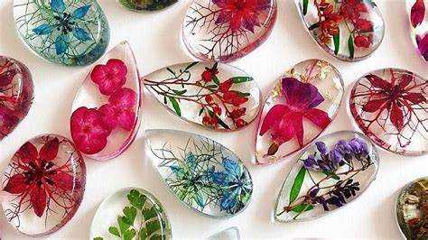 Подходит ли акриловая краска для эпоксидной смолы и как её использовать