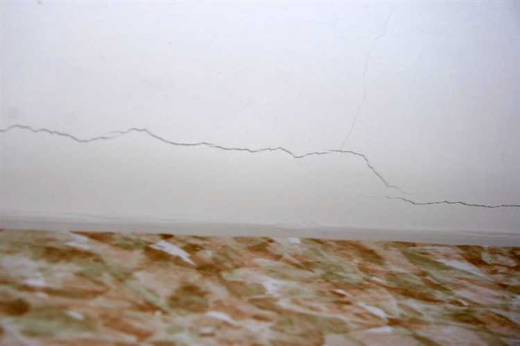 Нужно ли грунтовать поверхность перед проклейкой трещины