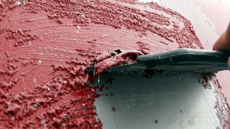 Силикатные и минеральные системы разбавляют undefinedводно-калиево-жидким стеклом</em>, обычно идущим в комплекте. Соотношение «краска : разбавитель» сохраняется в диапазоне <strong>100 : 5–10</strong>; превышение вызывает быстрый схват и образование крошков. Для силоксановых красок используйте фирменные гидрофобизирующие добавки – до <strong>3 %</strong>, иначе теряется паропроницаемость.»></p>
<p>Всегда фильтруйте смесь через сетку <strong>100 мкм</strong> и прокручивайте миксером не менее <strong>3 минут</strong> на 400 об/мин, чтобы стабилизировать дисперсию. Перед нанесением сделайте контрольный выкраск площадью 0,1 м²: равномерность высыхания без рывов говорит о правильном подборе разбавителя и его количества.</p>
<h2>Подбор разбавителя в зависимости от типа краски</h2>
<p><img decoding=