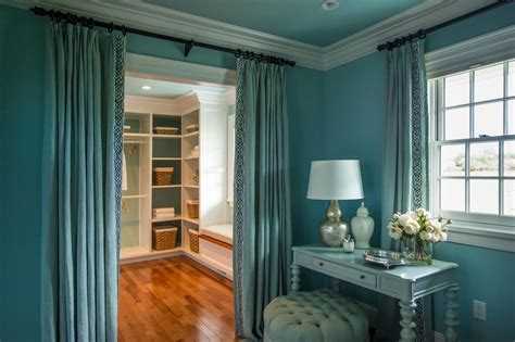 Маскировка кладовки с помощью встроенного шкафа