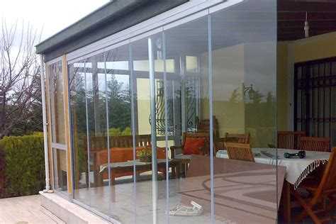 Преимущества деревянных панелей при сезонном остеклении