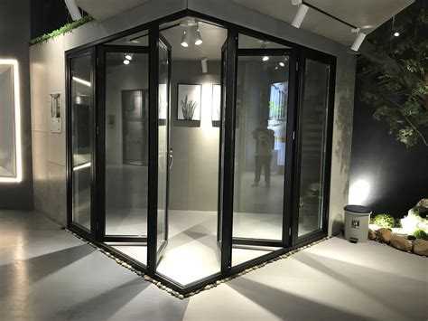 Использование поликарбоната для защиты от осадков и ветра