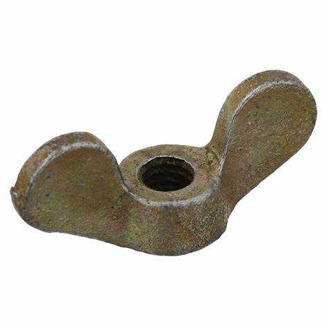 Какие инструменты можно использовать для помощи при натяжке полотна