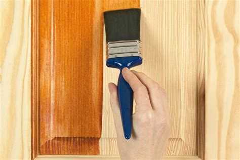 Проверка готовности древесины к покраске после обезжиривания