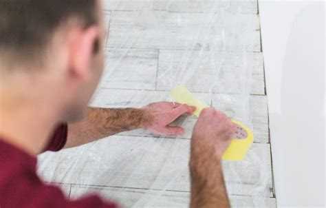 Как наносить защитное покрытие на уже уложенный деревянный пол