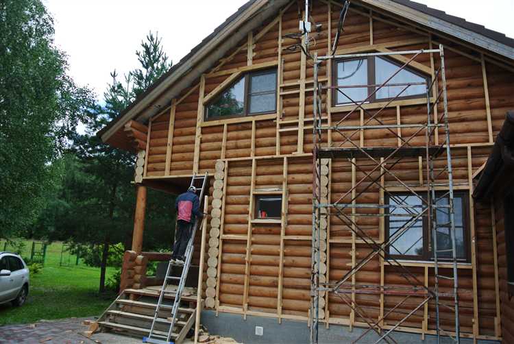 Ремонт повреждений на деревянном фасаде перед обработкой